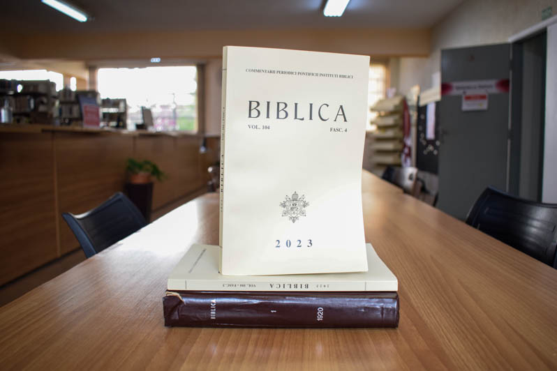 Acervo da Biblioteca Dehon possui revistas raras de pesquisa científica