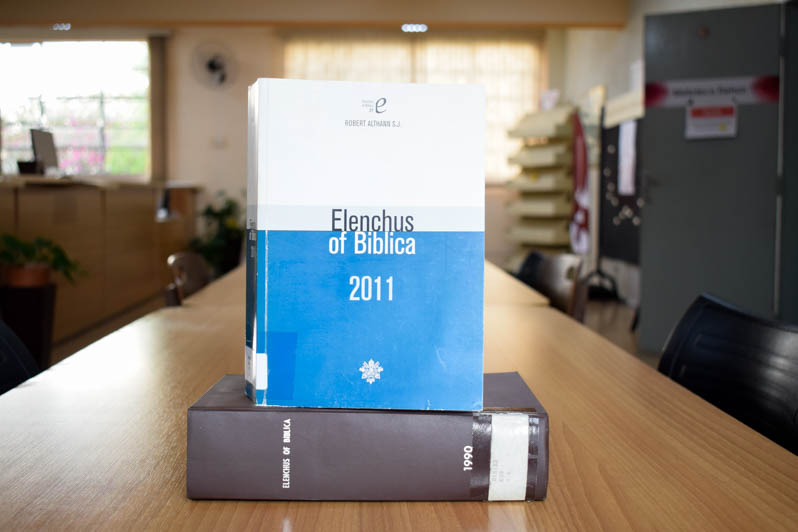 Acervo da Biblioteca Dehon possui revistas raras de pesquisa científica