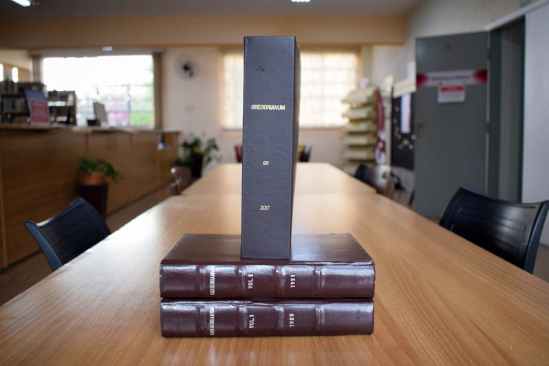 Acervo da Biblioteca Dehon possui revistas raras de pesquisa científica