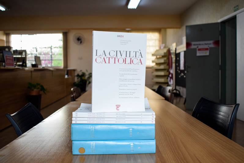 Acervo da Biblioteca Dehon possui revistas raras de pesquisa científica