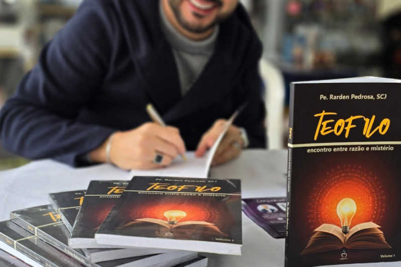 Pe. Rarden, ex-aluno da Dehoniana, publica seu quarto livro intitulado: “TeoFilo”