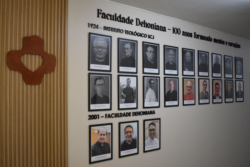 Dehoniana inaugura mural de diretores