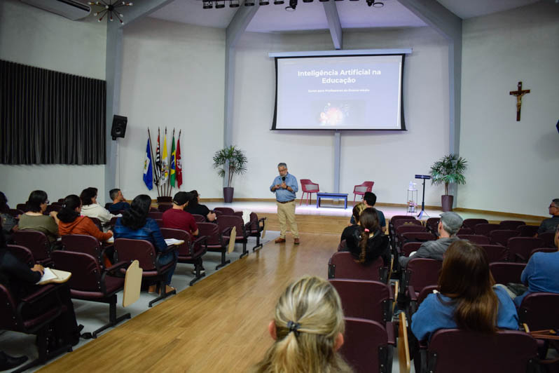 Palestra ensina a utilizar IA como ferramenta para docentes