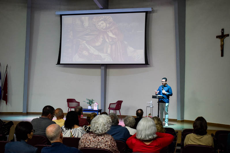 Público acompanha palestra sobre presépio na Dehoniana