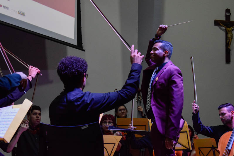 Orquestra toca músicas natalinas na Dehoniana