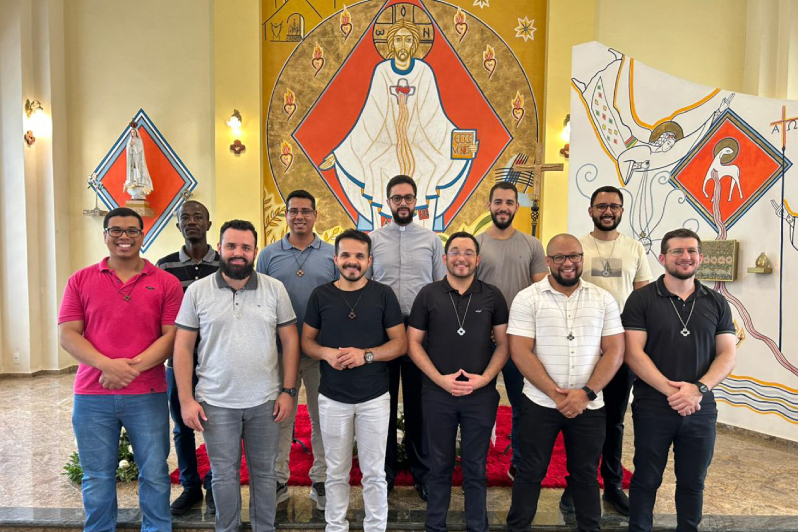 Fratres Fernando, Jean Jacques, Tiago Waier, Flávio, Leonardo, Kelven, Bruno, Roberto, Janderson e Luiz Ciarini, acompanhados do magister, P. Lucas.