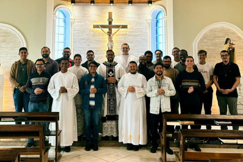 Seminaristas João Victor, Vinícius, Thiago Dias, Jeferson, Pedro, Luan, André, João Carlos, Thiago Campos, Daniel, Yan, Sebastião, Natan, Giovani, Rafael, Eduardo, Cleilson, Miguel, Luiz, Mateus com P. Renan Picheli da Silva na capela do Seminário Dehonista.
