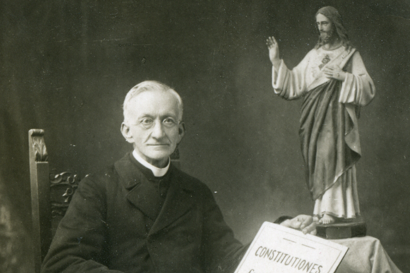 Padre Dehon e as Constituições (por volta de 1918).
