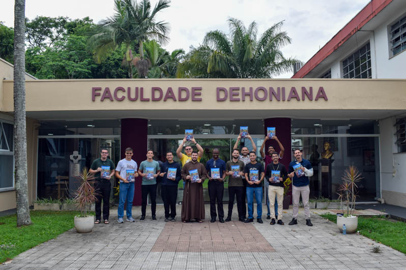 O novo número do periódico Ex Spelunca foi lançado nesta terça-feira, 13, durante o Simpósio Filosófico-Teológico. A produção exclusiva dos primeiranistas do curso de Filosofia chega à sexta edição trabalhando a temática “Corrida do Conhecimento: O avanço das IAs está mais rápido do que a nossa capacidade de pensar sobre ela?” “Nesta edição, além de entrevistas, a publicação traz um enfoque especial na relação entre os avanços tecnológicos, especialmente a Inteligência Artificial, e a capacidade humana de pensar, questionar e refletir”, apresentou Fr. Gustavo da Rosa, OFMCap, diagramador da revista. A Ex Spelunca, que significa “fora da caverna”, é publicada desde 2021 e conta com o apoio do Prof. Dr. Pe. Gilberto Heleno, idealizador do periódico. “A elaboração desta revista, além de representar uma importante atividade acadêmica na disciplina [Leitura de Textos Filosóficos] conduzida pelo orientador [Pe. Gil], constitui uma oportunidade para que os estudantes desenvolvam suas habilidades de pesquisa, escrita e reflexão filosófica”, finalizou Fr. Gustavo. A revista pode ser conferida de maneira online pelo link