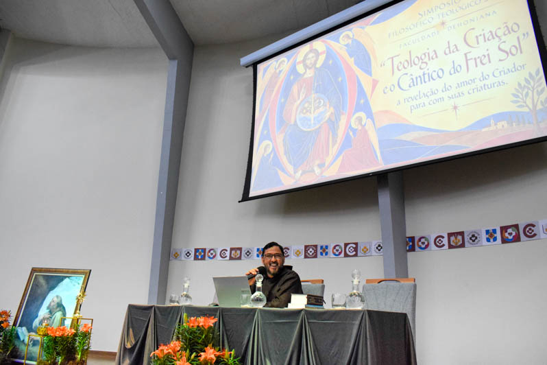 Simpósio sobre São Francisco de Assis finaliza com participação de palestrante egresso da Dehoniana